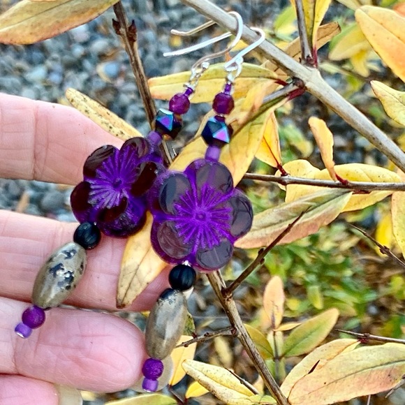 Violet Flower Carved Glass Earrings - Picture 15 of 16